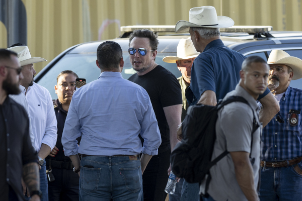 埃隆·马斯克与众议员托尼·冈萨雷斯于2023年9月28日在德克萨斯州伊格尔帕斯参观德克萨斯州和墨西哥边境。