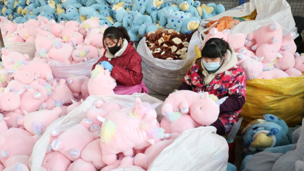 2022年12月15日，一名工人在中国东部江苏省连云港的一家工厂生产毛绒玩具。