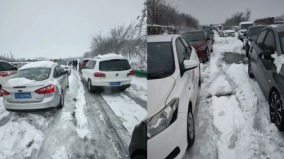 湖南暴雪堵車50小時男子哭湖北機場滯留30小時有人暈倒(組圖)