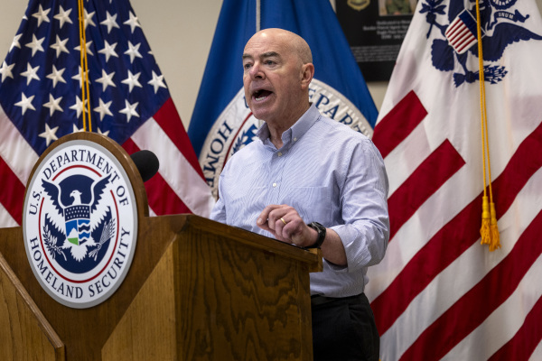 2024年1月8日，美国国土安全部部长亚历杭德罗·马约卡斯在德克萨斯州伊格尔帕斯的美国边境巡逻站举行新闻发布会。