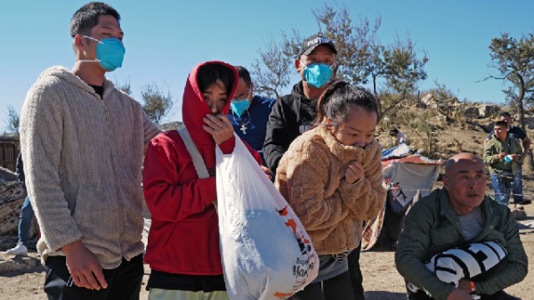 2023年11月12日，试图从墨西哥进入美国的中国移民在加州雅库巴边境被美国海关和边境保护局拘留。