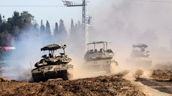 2月7日，以色列陆军主战坦克行驶在以色列南部与加沙地带的边界区域。