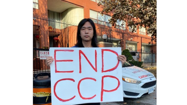 中国民主党加拿大委员会党员刘岩于2023年10月1日在多伦多中领馆前参加十一国殇日活动。（本人提供）