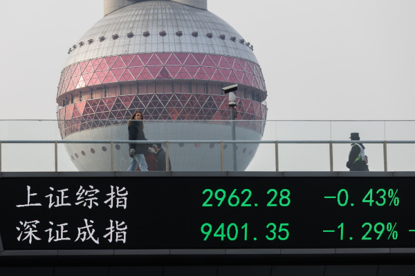 2024年1月2日，上海某处一座显示上海和深圳股票指数的人行天桥。