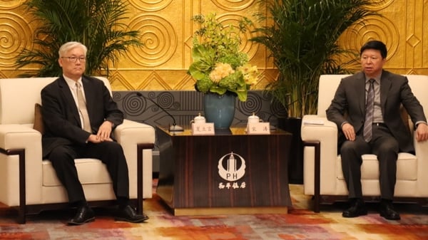 国民党副主席夏立言（左）29日与中共中央台办主任宋涛（右）在上海和平饭店会面