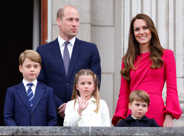 英国王储威廉与凯特王妃一家合照