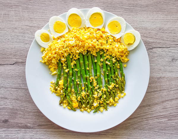 春天金合歡花盛開，這道菜的碎蛋黃就像盛開的金合歡