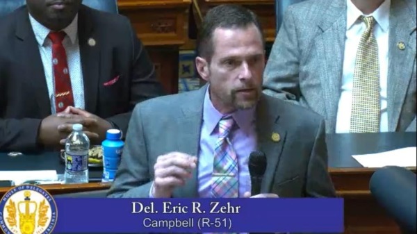 图说1：美国维吉尼亚州共和党籍州众议员埃里克・泽尔（Eric Zehr）3月8日在州议会上发言, 呼吁关注法轮功学员遭中共迫害的情况。 （网络视讯截图）