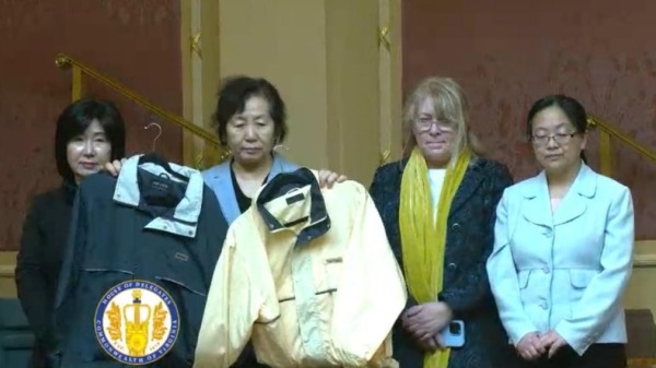 圖說2：4名居住在弗州的女法輪功學員受邀出席州議會會議，其中王春彥（左二）向與會議員展示了她在中國監獄中被強迫勞動時製作的出口服裝。 （網路視訊截圖）