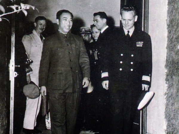 抗戰時軍統局與美軍合組「中美合作所」，戴笠（左）擔任主任，美軍梅樂斯中校（右）擔任副手。