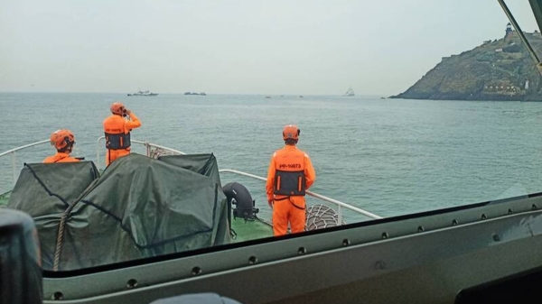 中國籍漁船「閩龍漁61222」14日清晨在金門海域翻 覆沉沒，船上6名漁民落海，兩岸聯合搜救中。