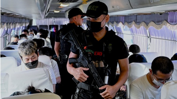 2023 年12 月14 日，在马尼拉大都会帕赛（Pasay）一次涉嫌性贩运和网络诈骗活动的突袭中，警方将中国公民安全押上一辆巴士，然后将他们驱逐出境。示意图。