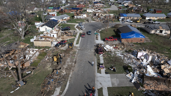 2024年3月15日，在印第安納州溫徹斯特，航拍圖展現了龍捲風摧毀的家園。