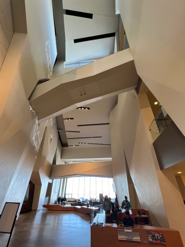 中庭的上空連接兩邊展廳的天橋讓高大的空間更有層次