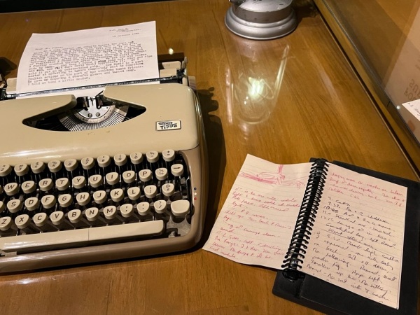 珍用過的打字機和手稿
