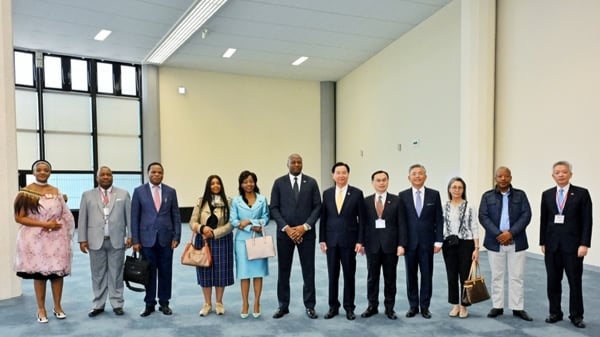 非洲友邦史瓦帝尼王国总理戴罗素（H. E. Russell Dlamini）（左6）应台湾邀请，18日率团到访台湾。