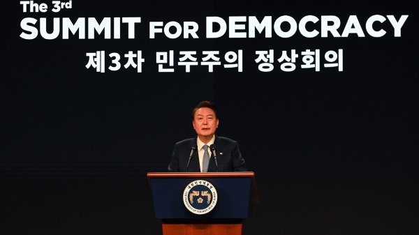 3月18日，韓國總統尹錫悅在首爾舉行的民主高峰會發表演講。