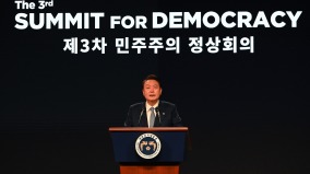 韩国峰会：AI对全球民主构成威胁(图)