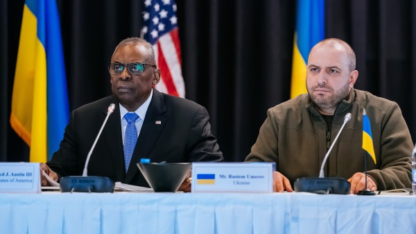 美國國防部長奧斯汀與烏克蘭國防部長烏梅羅夫參加在德國拉姆施泰因空軍基地舉行的烏克蘭國防聯絡小組月度會議。