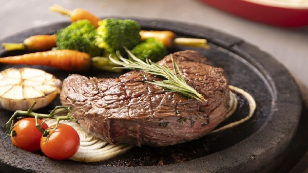 使用舒肥法制作肉排，可使肉质软嫩，亦可锁住更多的营养和水分。