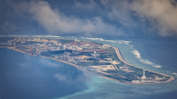 2022年10月25日，中国在南海南沙群岛渚碧礁建造的人工岛上，可以看到建筑物和结构物。