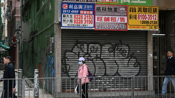 图为香港街边凋空的商铺。（Getty Images）