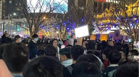 「白紙」嚇壞上海警察蘋果新店開幕婦人飆罵(視頻圖)