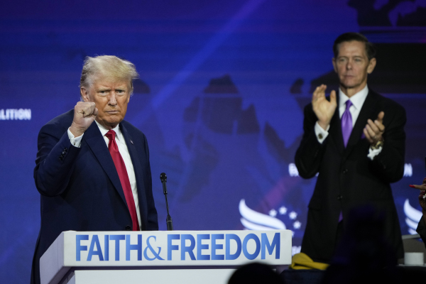 前美国总统唐纳德·川普2023年6月24日在“信仰与自由之路走向多数派”会议上结束讲话