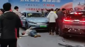 南京展車「突然啟動撞人」致5人受傷(視頻圖)