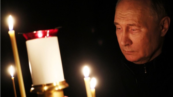 2024年3月24日，俄羅斯總統普京在莫斯科郊外的新奧加廖沃官邸教堂參觀期間點燃蠟燭，當時俄羅斯正值全國哀悼日。