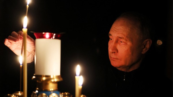 3月24日，俄罗斯总统普京身穿黑衣悼念枪击案罹难者。