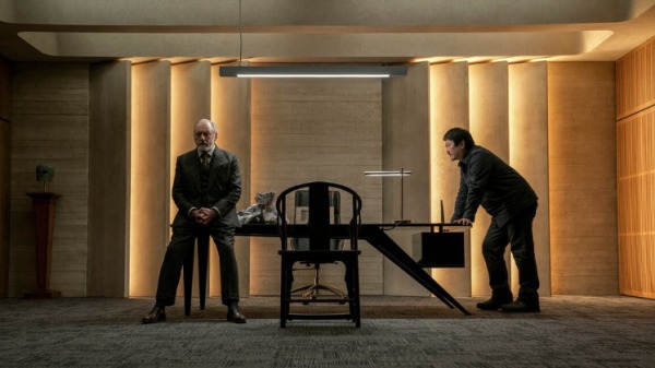 资深演员连恩康宁汉（Liam Cunningham）（左）、黄凯旋（Benedict Wong）（右）在影集“3体”分别扮演全球情报行动领导人与警探，试图追查物理学家连续离奇死亡案。