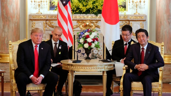 2019年5月27日，日本首相安倍晉三與美國總統川普在東京國賓館赤坂離宮舉行會談。日方翻譯是高尾直。