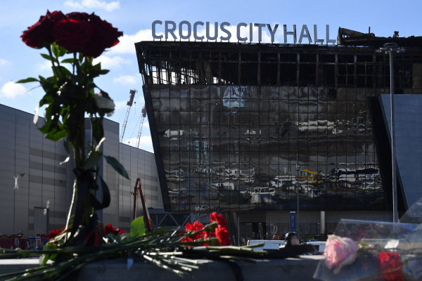 3月25日，俄罗斯民众献花悼念莫斯科克洛库斯市政厅（The Crocus City Hall）恐怖袭击事件罹难者。