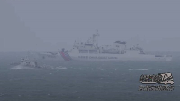 金门民众直击台湾海巡3艘小艇，于大浪间与4艘中共海警船监控并行。