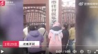 河南一小学拖欠教师工资无人上课学生看电视(图)