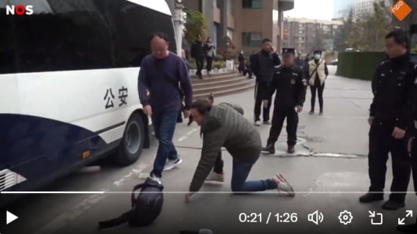 荷兰记者在四川采访时被警察暴力对待(图)