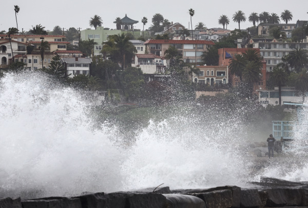 2024 年 2 月 20 日，在加利福尼亞州洛杉磯的卡布裡略海灘，一場大氣河風暴給該州帶來了強降雨。