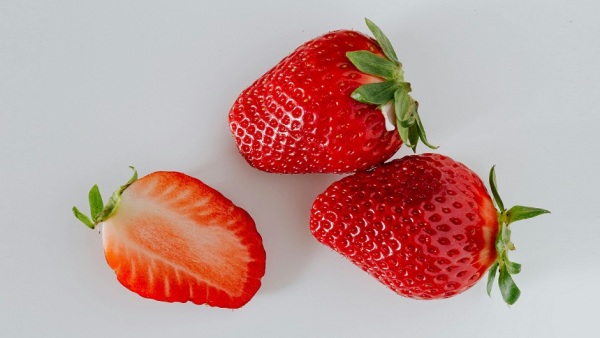 草莓及其剖面圖。