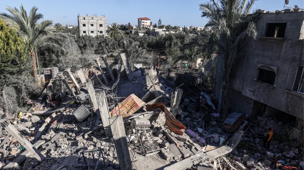 3月5日，以色列夜间空袭加沙地带南部汗尤尼斯后的废墟。