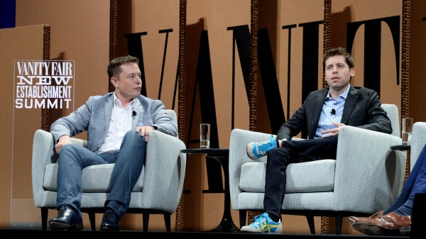 2015 年 10 月 6 日，加州旧金山艺术中心，特斯拉汽车公司执行长兼产品架构师马斯克（Elon Musk）和Y Combinator 总裁奥特曼（Sam Altman）在Yerba Buena举行的《名利场》新机构峰会上演讲。 （Michael Kovac/Getty Images for Vanity Fair）(