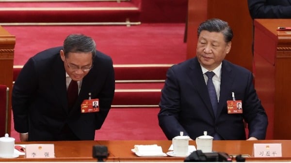 023年3月11日在人大代表大会第四次全体会议开幕式上，中国国务院总理李强向代表们鞠躬。