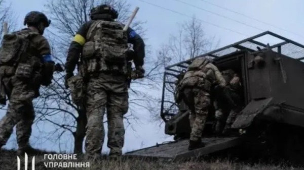 乌军登上西方军援的装甲运兵车