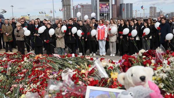 2024年3月30日，俄罗斯民众在莫斯科克罗库斯市政厅附近悼念恐怖袭击事件的遇难者。