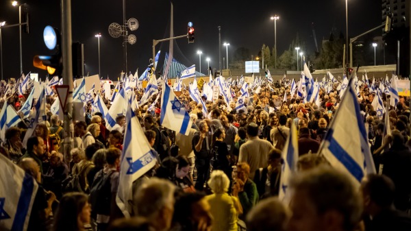 3月31日晚，數千名示威者在耶路撒冷國會（Knesset）外的街道舉行大規模抗議活動，要求內塔尼亞胡政府辭職。