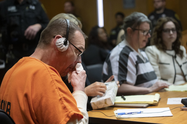 2024年4月9日，密歇根州牛津高中槍擊案凶手的母親詹妮弗．克魯布利（中）和父親詹姆斯．克魯布利（左）在庭審現場。
