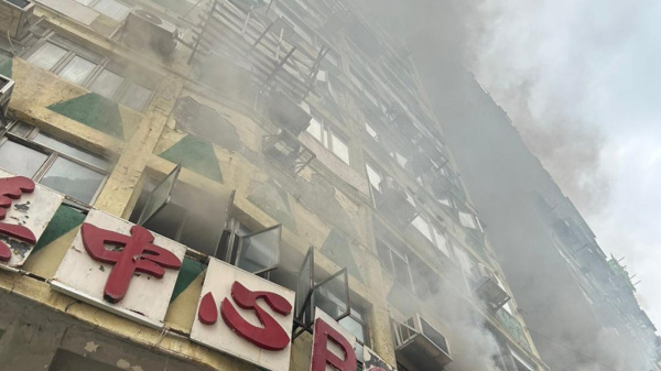 油麻地佐敦道13至15號華豐大廈1樓發生火警，產生大量濃煙。（圖片來源：網絡）