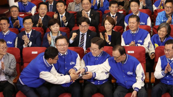 4月10日，韩国共同民主党（DP）领导人李在明（右三）和国会议员候选人观看电视播放国会选举的出口民调结果。
