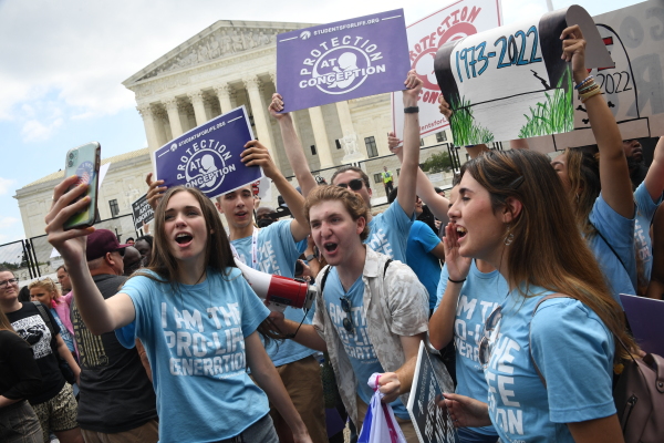 2022年6月24日，美國最高法院正式推翻羅伊訴韋德案後，反墮胎支持者在最高法院外慶祝。