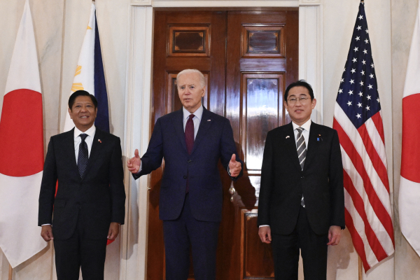 2024年4月11日，美国总统乔·拜登在华盛顿特区白宫与日本首相岸田文雄（右）和菲律宾总统小费迪南德·马科斯（左）向新闻界发表讲话。